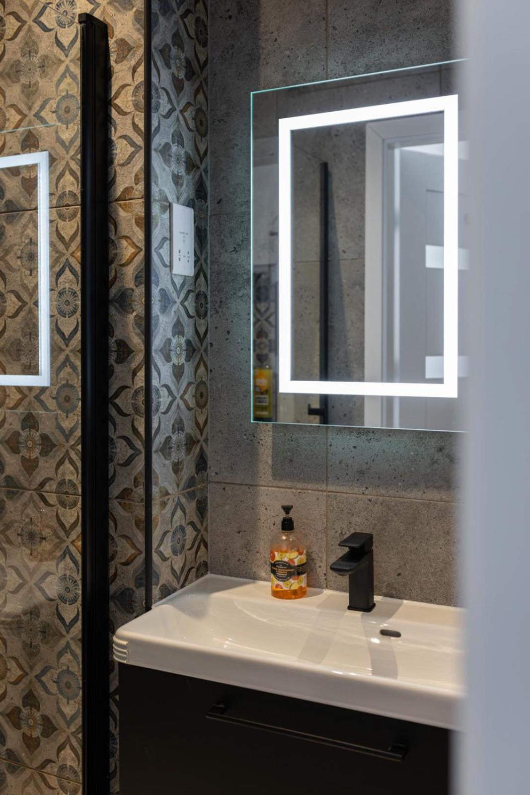 Flatzy - 16 Guests 4 En-Suite Central Apartment A ลิเวอร์พูล ภายนอก รูปภาพ